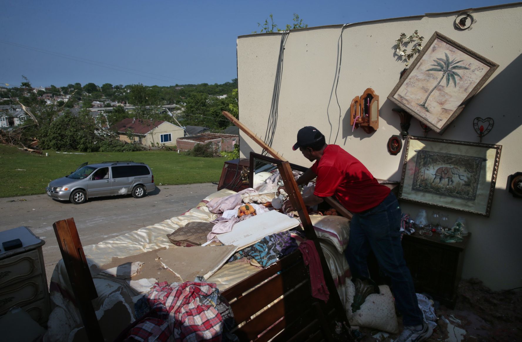 Tornado rips through Jefferson City